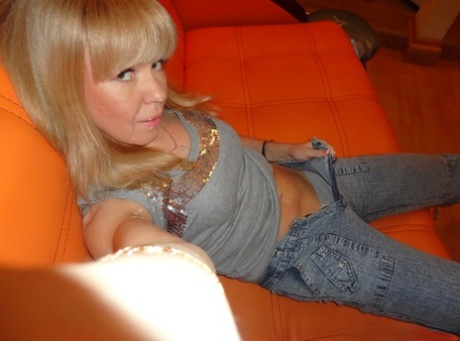 Amateur blonde girl exposes her pussy and boobs and takes sexy selfies
